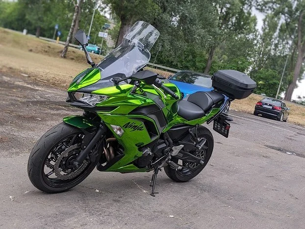 Motocykl Kawasaki Ninja oklejony zieloną folią