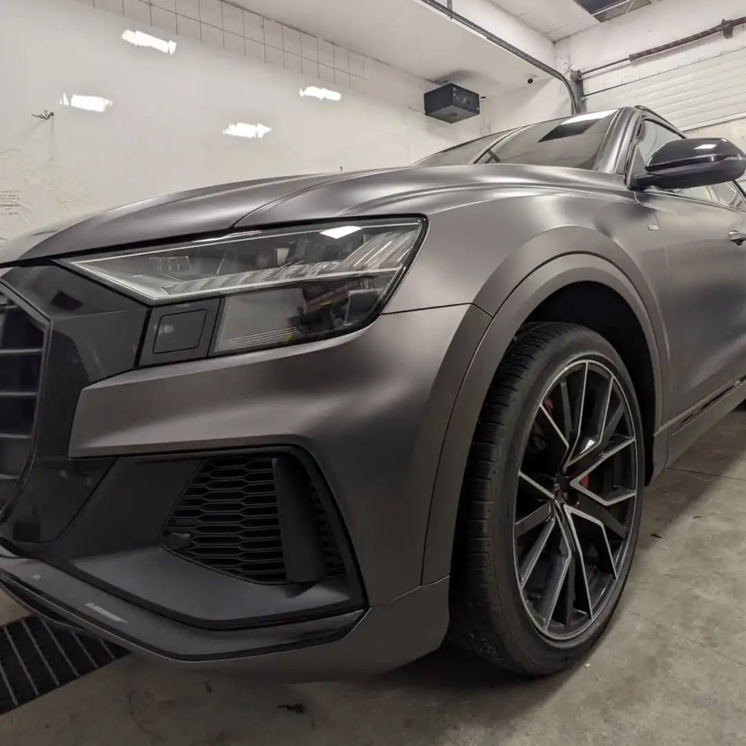Audi Q8 oklejone folią w szary mat